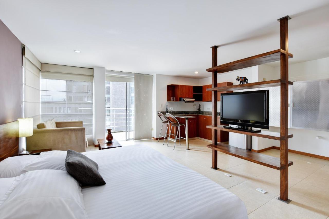 Cyan Suites Poblado By Mde Bnb Меделин Екстериор снимка